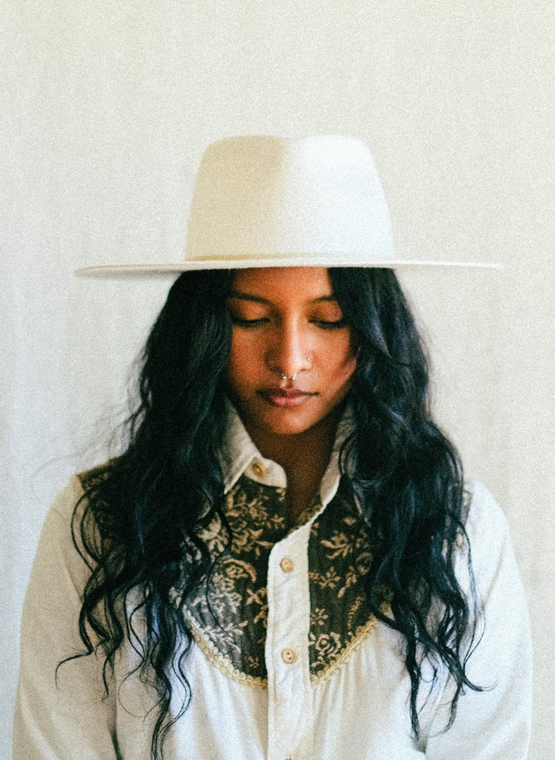 Front view of model wearing cream colored Grand Canyon Hat