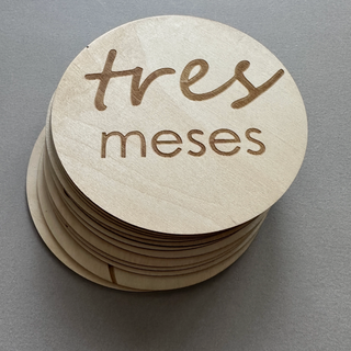 Stack of round wooden markers in spanish.